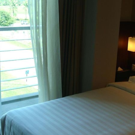 Roomz Hotel Seria Room photo